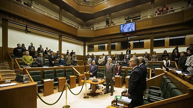 Minuto de silencio por Fernando Buesa y Enrique Casas al inicio del pleno