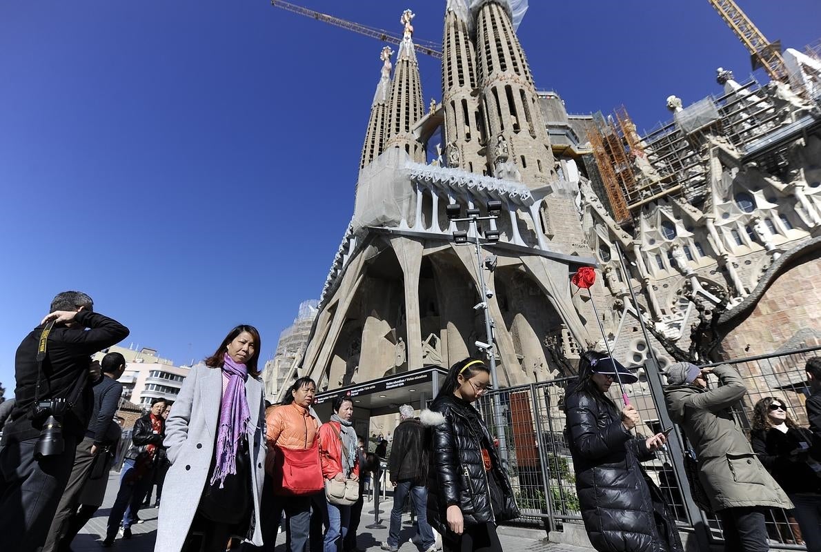 Turistas asiáticos fotografiando el templo