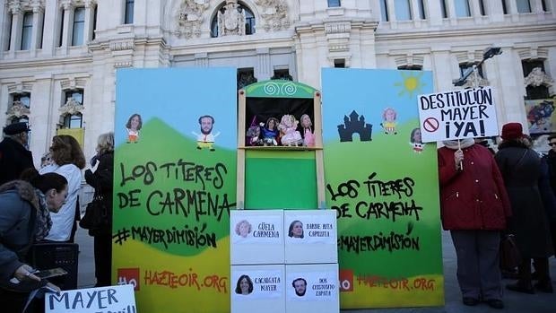La 'agüela Carmena', 'Don Chistosito Zapata' y 'Barbie Rita Capillita' piden la dimisión de Mayer en Cibeles