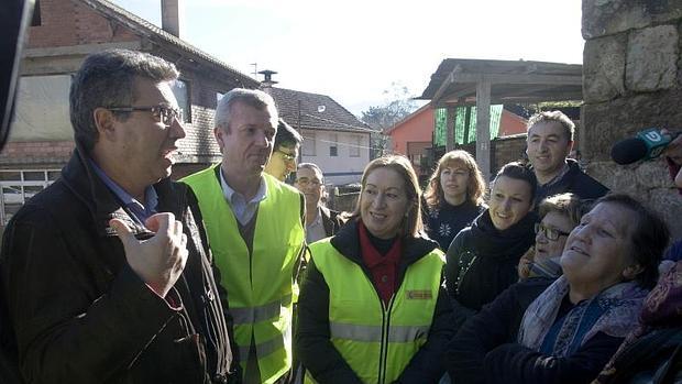 La ministra Ana Pastor acompañada por Alfonso Rueda y el alcalde de Redondela, este sábado