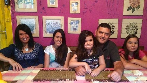 Candela, su pareja y sus tres hijas, en la casa de Souto Grande a la que llegaron hace cuatro años