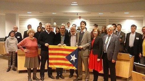 Imagen del eurodiputado de Compromís con su grupo y una bandera secesionista