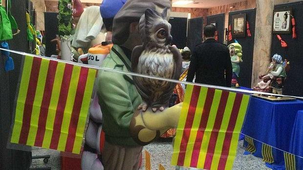 Imagen de las banderas catalanas en la exposición del ninot de Ribarroja