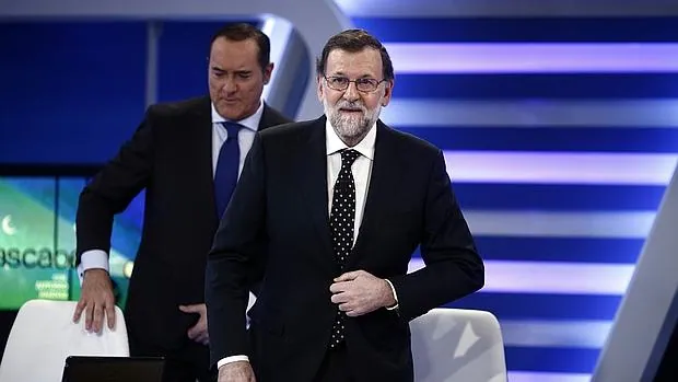 El presidente del Gobierno en funciones, Mariano Rajoy, al llegar a la entrevista en «13TV»
