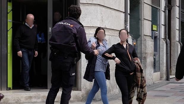 La policía detiene a las mujeres acusadas de hurto