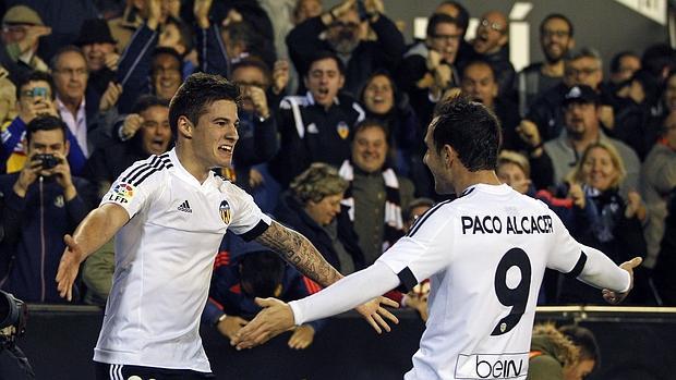 Santi Mina y Pacó Alcácer celebran un gol del Valencia