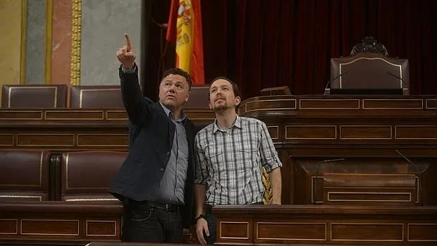 Pablo Iglesias y Juan Antonio Delgado en el Congreso de los Diputados