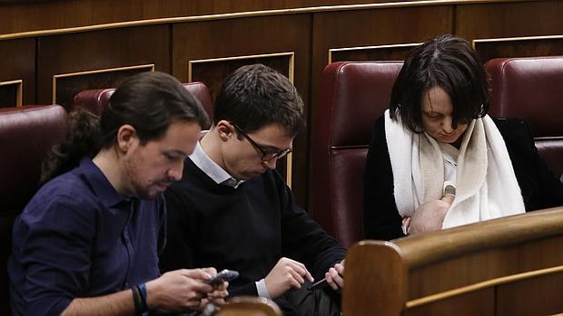 Bescansa da el pecho a su bebé en el Congreso ante Iglesias y Errejón