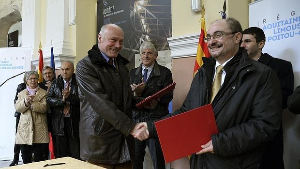 Alain Rousset y Javier Lambán, presidentes de Aragón y Aquitania, durante la reunión que han mantenido en la histórica estación de Canfranc (Huesca)