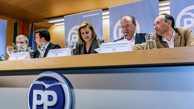 La secretaria general del PP, María Dolores de Cospedal, en el centro en la junta directiva del PP en Extremadura