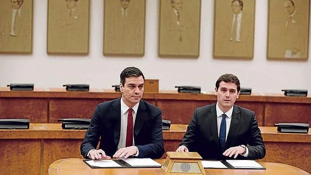 Pedro Sánchez y Albert Rivera durante la firma del acuerdo