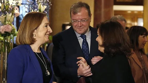 Silván saluda a la vicepresidenta del Gobierno y a la ministra de Fomento en funciones, a su llegada al Ritz