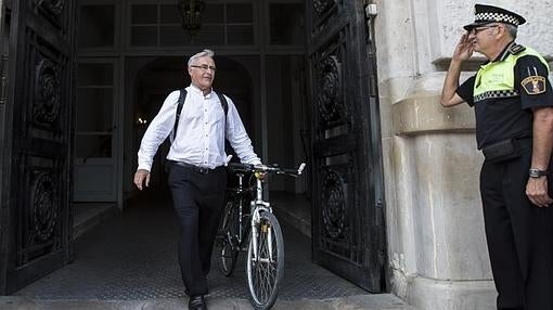 Ribó sale del Ayuntamiento con su bicicleta, el 15 de junio