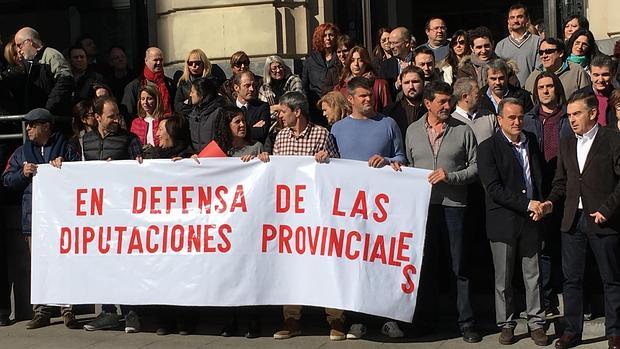 Políticos y trabajadores de la DPZ se han concentrado en contra de la supresión de las diputaciones