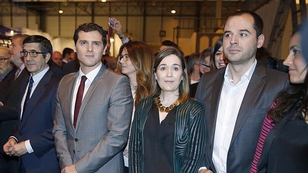 El presidente de Ciudadanos, Albert Rivera, junto al presidente del Congreso, Patxi López, junto a otros dirigentes de Ciudadanos