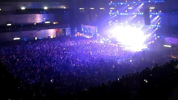 Captura de un vídeo de la tragedi del Madrid Arena en el que s observa la pista central abarrotada