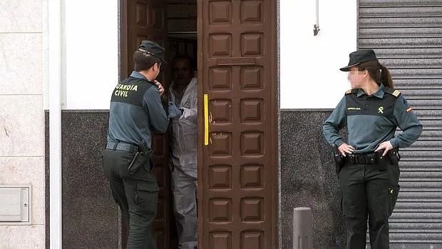 Miembros de la Guardia Civil, a la entrada de una vivienda DE un hombre denunciado por violencia de género