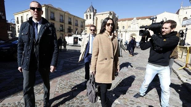 Raquel Gago accede a la Audiencia Provincial de León durante el jucio (imagen de archivo)