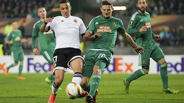 Rodrigo, autor del primer gol del Valencia, pugna con Hofmann