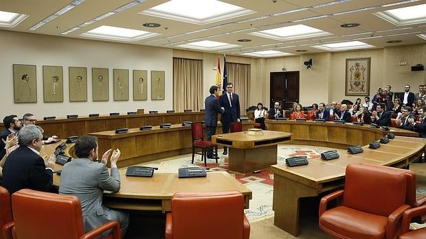 Albert Rivera y Pedro Sánchez, en la firma del acuerdo, en la Sala Constitucional del Congreso