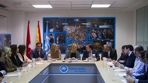 Cristina Cifuentes presidiendo la primera reunión de la nueva gestora en el PP de Madrid
