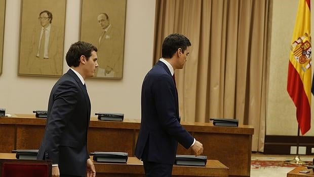 Albert Rivera y Pedro Sánchez, durante el acto de la firma del acuerdo en el Congreso