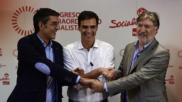 Jose Antonio Perez Tapias, a la dereha, en una imagen de archivo junto a Pedro Sánchez y Eduardo Madina