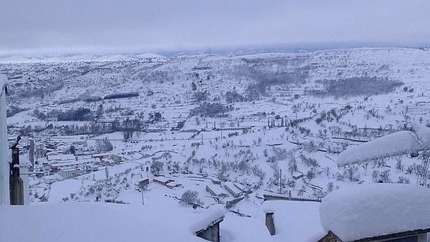 Aspecto que presenta Morella cubierta por la nieve este domingo