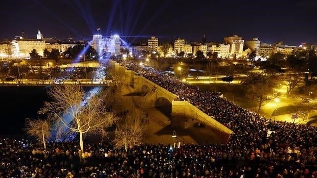 Miles de personas han seguido el acto en las torres de Serranos