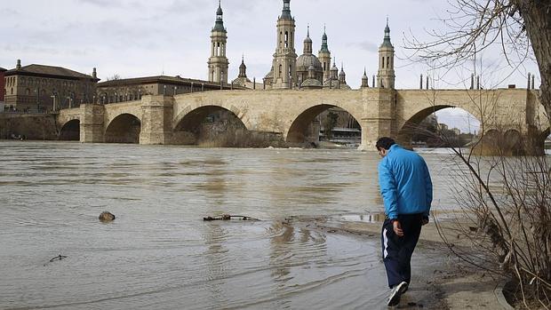 El fuerte aumento del caudal ya es visible en el Ebro a su paso por Zaragoza, aunque la punta de la crecida aún no ha llegado a la capital aragonesa