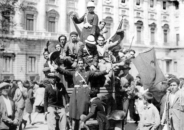 Republicanos pasan ante el Palacio Real el 14 de abril de 1931 horas antes de que la Familia Real partiera rumbo al exilio