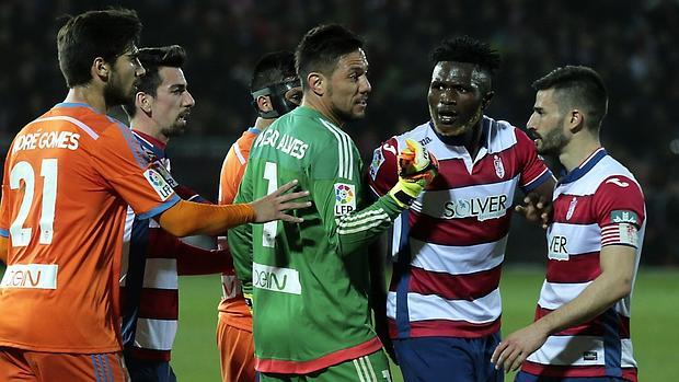 Diego Alves en una dicusión durante el partido Granada-Valencia