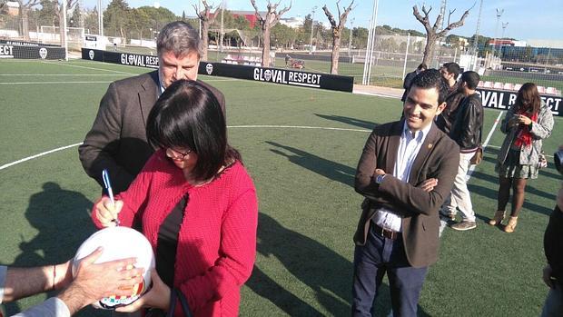 Imagen de la presidenta del Valencia en la Ciudad Deportiva de Paterna