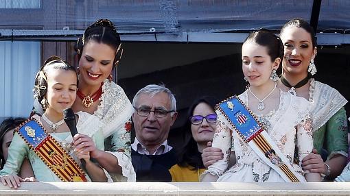 Las Falleras Mayores, junto a Joan Ribó y Mónica Oltra en el balcón del Ayuntamiento