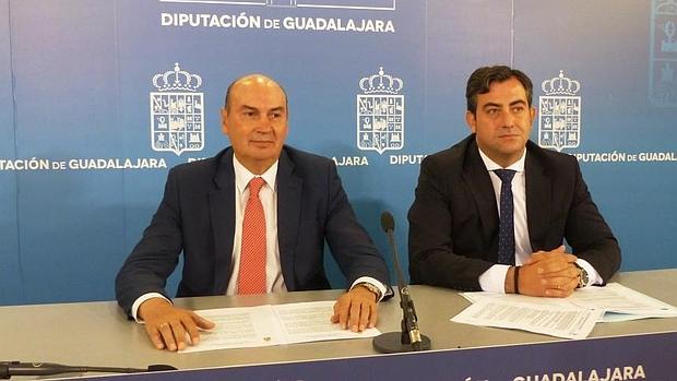 El presidente de la Diputación, José Manuel Latre, y el diputado de Personal, Jaime Celada