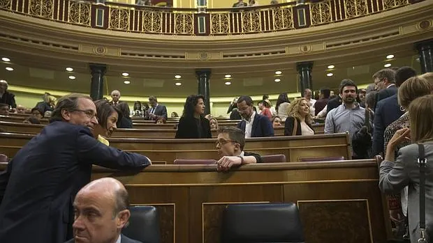 Los diputados ocupando sus escaños, momentos antes del inicio del discurso de investidura de Pedro Sánchez
