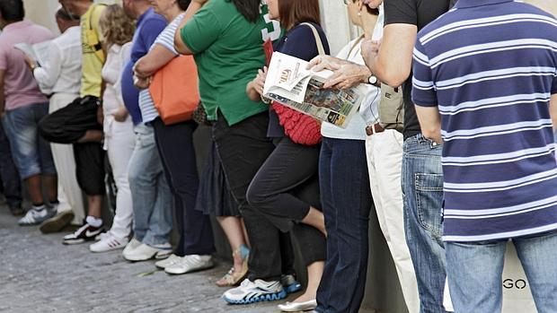 Personas esperando en la cola del paro