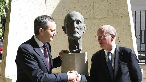 César Sánchez y Carlos Crehueras, junto al busto del escritor alicantino Azorín.