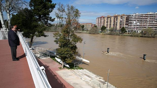 Imagen de archivo de una crecida del Ebro a su paso por Zaragoza