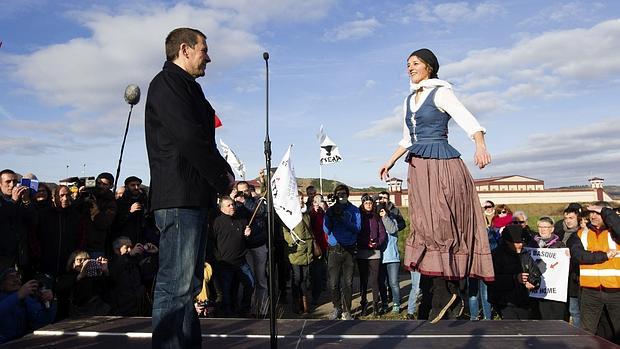 Otegi observa cómo Lendínez ejecuta el «aurresku», el pasado martes, ante la cárcel de Logroño