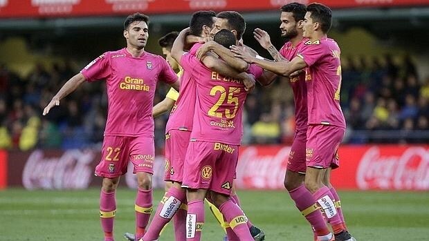 David García, felicitado por sus compañeros tras marcar el gol