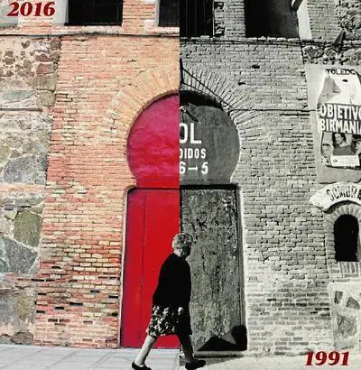 Una mujer, hace 25 años, pasa por la puerta de la plaza de toros, que hoy sigue prácticamente igual. Algunas cosas no cambian