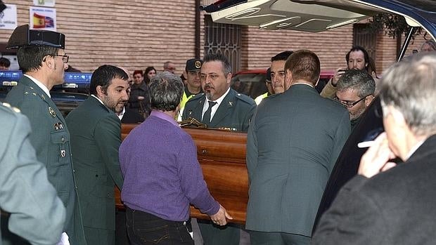 El féretro del Guardia Civil José Antonio Pérez a su llegada a la capilla