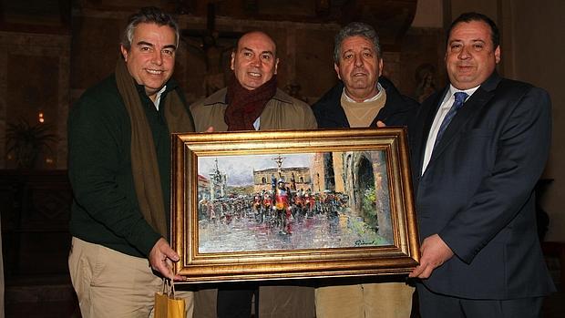 El artista, en presencia del alcalde de Sigüenza, le hizo entrega del cuadro al presidente de la Cofradía