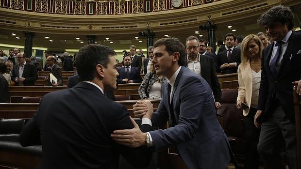 Albert Rivera saluda a Pedro Sánchez en el Congreso