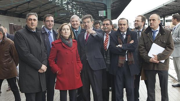Los ministros de Fomento y Justicia, junto a las autoridades locales y regionales, en la estación del tren en Cuenca