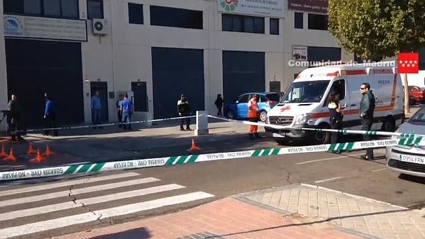 La Guardia Civil recoge pruebas en el escenario del crimen en el polígono de Arromolinos