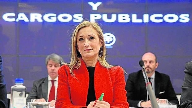 Cristina Cifuentes presidió ayer una reunión con su gestora y los cargos públicos del PP de Madrid