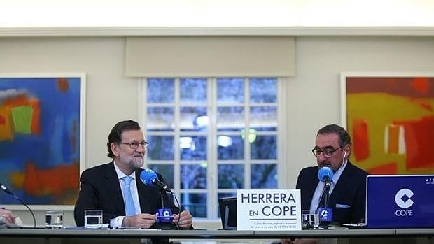 Mariano Rajoy, el presidente del Gobierno en funciones, durante la entrevista con Carlos Herrera este lunes