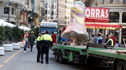 Los camiones de descarga bloquean el carril de la avenida María Cristina